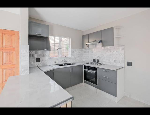 3 BEDROOM TOWNHOUSE FOR SALE IN AMBERFIELD MANOR
